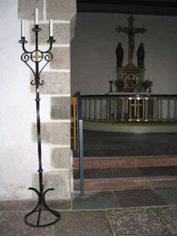 Kirken har to store lysestager, der står på begge sider af korbuen.